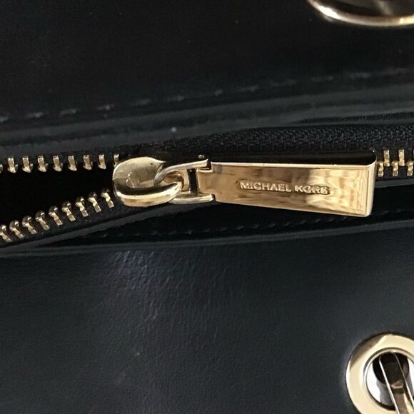 Michael Kors Susan Black Leather Quilted Medium Bag - Picture 8 of 15